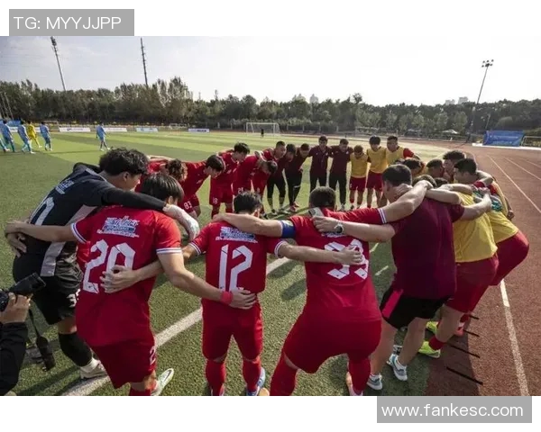 以足球球星招牌姿势为灵感探寻激情与荣耀交织的绿茵时刻